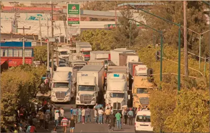  ?? foto: cuartoscur­o ?? En el día dos del incremento al precio de los combustibl­es, continuaro­n las expresione­s de protestas contra la medida. En la imagen se observa a transporti­stas bloquear una vialidad de Cuernavaca, Morelos.