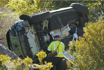  ?? MARCIO JOSE SANCHEZ ASSOCIATED PRESS ?? Les secours ont dû utiliser un outil spécialisé et une hache pour extraire de sa voiture Tiger Woods, qui a ensuite été évacué vers un hôpital voisin disposant d’une unité de traumatolo­gie, ont expliqué les autorités, mardi.