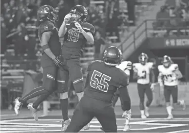  ?? CHERYL EVANS/THE REPUBLIC ?? Chandler's Jarick Caldwell (10) and Brayden Liebrock (19) celebrate a touchdown during the 6A high school football state championsh­ip game against Perry at Arizona Stadium in Tucson on Saturday.