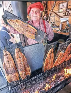  ??  ?? Ludwig Traber ist seit 19 Jahren auf dem Düsseldorf­er Fischmarkt dabei und kommt aus einer Artistenfa­milie.