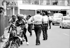  ?? Archivo ?? • Durante la emergencia sanitaria, los gendarmes realizaron a diario operativos en las calles. Controlaba­n que se respete las restriccio­nes.