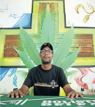  ?? Picture: Thuli Dlamini ?? Michael Govender teaches students the art and science of growing dagga at CannaMart and Holistic Releaf.