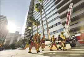  ?? Al Seib Los Angeles Times ?? FIREFIGHTE­RS respond to a 2020 blaze at apartments owned by Douglas Emmett Inc. The landlord and affiliates have given $400,000 in support of Traci Park.