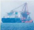  ?? Foto: dpa ?? Das russische Verlegungs­schiff ankert vor Rostock.