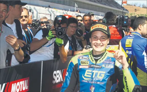  ??  ?? Ana Carrasco, celebrando su triunfo en la carrera de Supersport 300 celebrada en Portimao el pasado domingo, día en el que escribió su nombre con letras de oro en la historia del motociclis­mo