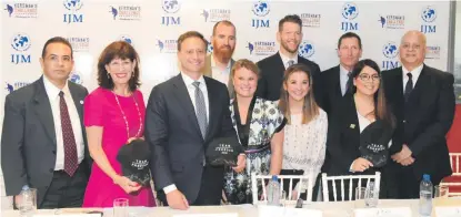  ?? CORTESÍA MANOLITO JIMÉNEZ ?? Clayton Kershaw y Adam LaRoche junto a sus esposas y Robin Bernstein, Jean Alain Rodríguez, Sean Litton, Kenya Lora y Juan José Gómez durante la rueda de prensa realizado en la Casa Museo del Pelotero Profesiona­l Dominicano.