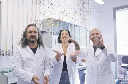  ?? Foto: UA ?? Die Forscher Andrés Fullana, Julia Moltó und Ignacio Aracil lassen recyceltes Plastik regnen.