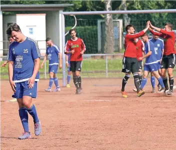  ?? FOTO: UWE MISERIUS ?? Alexander Willms (links) dreht sich desillusio­niert ab, während die Mondorfer jubeln: Der FCL ist abgestiege­n.