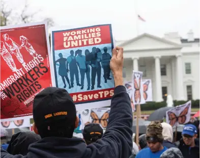  ??  ?? Una caravana por la "justicia" para los beneficiar­ios Temporal (TPS), cancelado por Trump para algunos del programa de Estatus de Protección países, llegó a Washington/