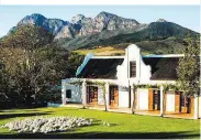  ??  ?? Wohntrakt in Babylonsto­ren: Eine Autostunde östlich von Kapstadt liegt die 1692 von Holländern gegründete älteste Farm am Kap