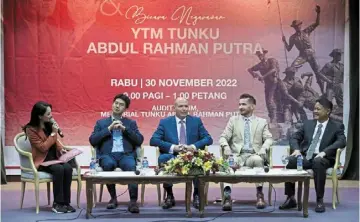  ?? — RAJA FAISAL HISHAN/ THE STAR ?? Rememberin­g history: (From left) TV personalit­y and social media influencer, Nurul syuhaida ariffin speaking to panellists Tunku Zain al-’abidin Ibni Tuanku muhriz, the second son of yang di-pertuan besar of Negri sembilan, Launer, daniel and Tunku mohd Taufek during the launch of the Tugu Negara exhibition.