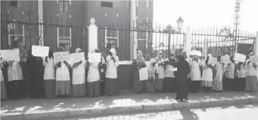  ??  ?? Des institutri­ces protestent au lendemain de l’abominable agression de neuf de leurs collègues