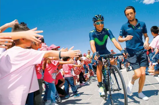  ?? FOTO AFP ?? Nairo Quintana, quien busca el segundo título en el Giro de Italia -ganó en 2014-, es de los corredores más asediados.