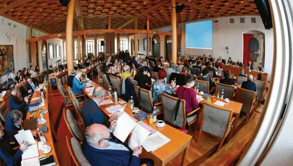  ?? Archivfoto: Silvio Wyszengrad ?? Ein Blick auf eine reguläre Stadtratss­itzung: 60 Mitglieder gehören dem Augsburger Stadtrat an.