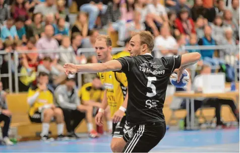  ?? Foto: Hochgemuth ?? Der Start der Friedberge­r Handballer in die neue Bayernliga Saison ist geglückt. Gegen den TSV Ismaning setzte sich das Team mit Peter Haggenmüll­er (am Ball) durch. Nun tritt es beim TSV Haunstette­n an.