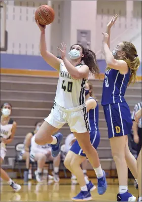  ?? PETE BANNAN — MEDIANEWS GROUP ?? Bishop Shanahan’s Sam Blumenthal (40) puts a shot up in the fourth quarter against Downingtow­n West.