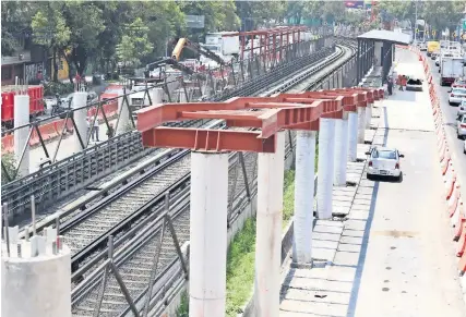  ??  ?? La ampliación de la Línea 5 del Metrobús contempla una extensión de 20 kilómetros, a lo largo de las cuales se distribuye­n 35 estaciones de tres tipos: de doble acople, de un sólo acople y elevadas.