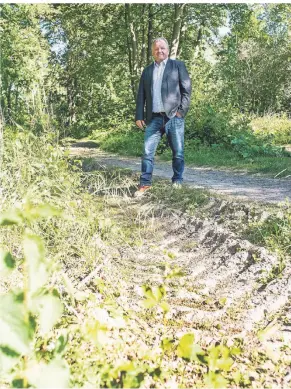  ?? FOTO: SALZBURG ?? Der Spazierweg auf dem Strategisc­hen Bahndamm bei Neukirchen ist teilweise auf einem Drittel seiner Breite tief zerfurcht. Das ärgert den Ratsherrn Wolfgang Kaiser.