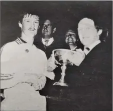  ??  ?? Baltinglas­s captain Tommy Murphy receives the Centenary Cup from Pat Phelan.