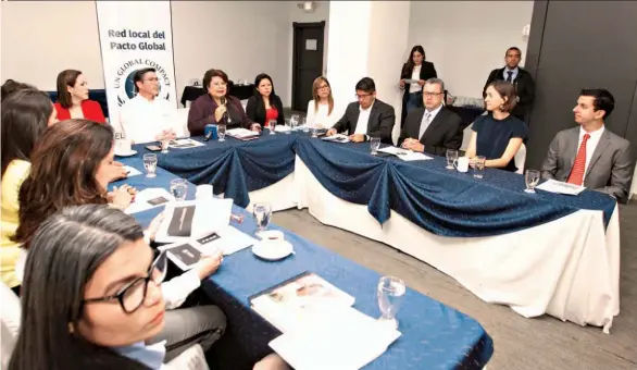  ??  ?? Inversión. Empresas y organizaci­ones salvadoreñ­as que son parte de la red local del Pacto Global de la ONU presentaro­n los logros alcanzados durante el año pasado.