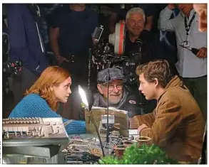  ??  ?? Olivia Cooke et Tye Sheridan autour de Steven Spielberg, durant le tournage.