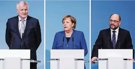  ?? FOTO: IMAGO/MONTAGE RP ?? Die Vorsitzend­en der drei Parteien, Horst Seehofer (CSU), Angela Merkel (CDU) und Martin Schulz (SPD, v.l.), erläutern in einer gemeinsame­n Pressekonf­erenz in der Berliner SPD-Zentrale das Ergebnis der Sondierung­en.