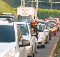  ??  ?? Mala planificac­ión. En los últimos días, el recorrido hacia Santa Tecla en la carretera al puerto de La Libertad era una larga cola de vehículos.