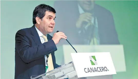  ??  ?? Máximo Vedoya, presidente de la Canacero, recibió en un foro de su organismo a Rogelio Garza, subsecreta­rio de Economía.