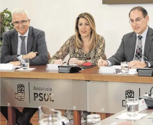  ??  ?? El presidente de la CEA, Javier González de Lara (tercero por la izquierda), en un encuentro con la líder socialista Susana