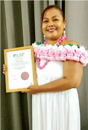  ?? ?? Kelinda Dame Tsiode with her Diploma in Accounting certificat­e from the University of the South Pacific.