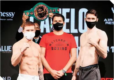  ?? / FOTO: EFE ?? Saúl y Callum cumplieron en la báscula y todo listo para que suban al ring.