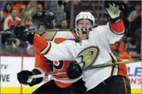  ?? TOM MIHALEK — THE ASSOCIATED PRESS ?? Anaheim’s Ondrej Kase, right, reacts after scoring a goal during the first period against the Flyers Tuesday. Behind Kase is Flyers’ defenseman Travis Sanheim.