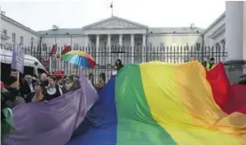  ??  ?? Przeciwnik­ów i zwolennikó­w podpisania przez prezydenta Trzaskowsk­iego deklaracji LGBT+ rozdzielał policyjny kordon