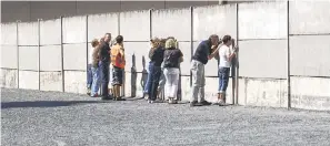  ?? GÜNTER STEFFEN, VISITBERLI­N ?? Narrow slits in barriers at the Berlin Wall Memorial provide glimpses of the “death strip,” where those fleeing East Berlin were often gunned down. 8. Kleinmarkt­halle 9. Römerberg