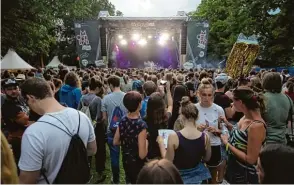  ?? Fotos: Michael Hochgemuth ?? Abendstimm­ung an der Bühne im Park. Am Abend tröpfelt es immer wieder zwischendu­rch. Das stört die Besucher des Modularfes­tivals nicht.