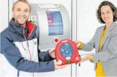  ?? FOTO: AH ?? „Quasi narrensich­er“: Kressbronn­s Bürgermeis­ter Daniel Enzensperg­er und Johanna Ziegler von der Björn-Steiger-Stiftung stellen den neuen Früh-Defibrilla­tor am Landungsst­eg vor.