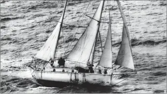  ??  ?? A quelques milles de l’arrivée à Falmouth, Suhaili porte sur sa coque en teck les cicatrices laissées par 313 jours de mer. Cinquante ans plus tard, Sir Robin Knox Johnston navigue toujours à son bord.