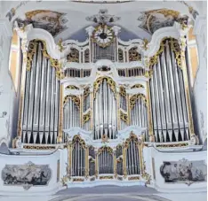  ??  ?? Beeindruck­end ist die Orgel, die Johann Nepomuk Holzhey 1775/76 baute. Noch heute sind in der mechanisch­en Orgel viele Originalte­ile enthalten.