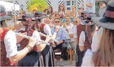  ?? FOTO: OEJ ?? An der Tribüne vor dem Rathaus darf am Sonntagmit­tag das Ständchen für die Prominenz nicht fehlen – angeführt von Minister Manfred Lucha (in der Bildmitte).