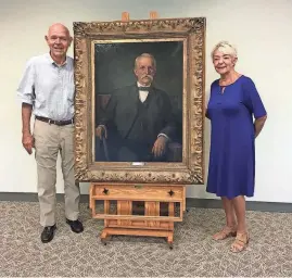  ?? PROVIDED BY TOM SHORTRIDGE ?? Brother and sister John Shortridge and Barbara Shortridge Cooper stand next to a T.C. Steele portrait of their great-grandfathe­r Abraham Shortridge. They are among the descendant­s who are working to obtain a new gravestone for Abraham.
