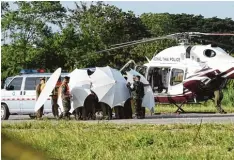  ?? Foto: Lillian Suwanrumph­a, afp ?? Die geretteten Kinder werden von der Öffentlich­keit abgeschirm­t und im Hubschrau ber ins Provinzkra­nkenhaus von Chiang Rai gebracht.