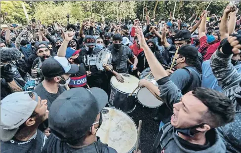  ?? NELSON ALMEIDA / AFP ?? Bolsonaro amenaza con criminaliz­ar a los hinchas de fútbol antifascis­tas que se manifestar­on contra él en São Paulo