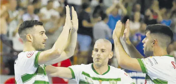  ?? A.J. GONZÁLEZ ?? Alberto Saura, Ismael y Miguelín celebran un gol del Córdoba Futsal en Vista Alegre.