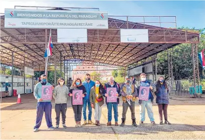  ??  ?? Integrante­s de la Misión Humanitari­a Argentina pidieron ingresar al territorio selvático paraguayo.