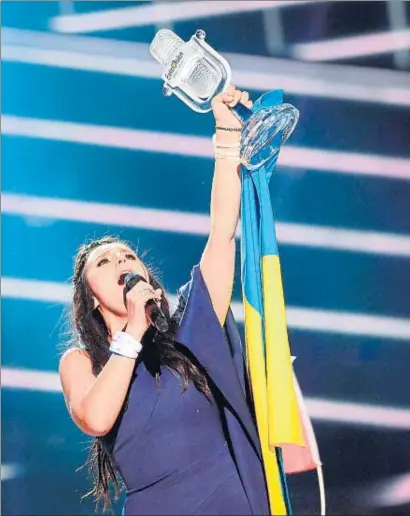  ?? JONATHAN NACKSTRAND / AFP ?? Jamala, representa­nte de Ucrania, exhibe su trofeo de vencedora y la bandera de su país
