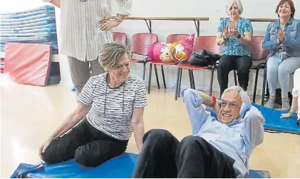  ?? DPA ?? En campaña. El empresario Sebastián Piñera, ayer, en un instituto para pensionado­s en Santiago.