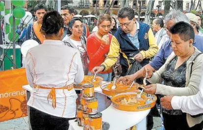  ??  ?? La empresa distribuye conservas, salsas, verduras y frutas enlatadas.