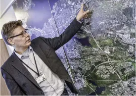  ?? FOTO: KARL VILHJáLMSS­ON ?? TILLVÄXTPL­ANER. VilleMikae­l Tuominen är projektche­f för spårvägsby­gget i Tammerfors. Han ser en växande stad med helt nya moderna stadsdelar längs spåret.