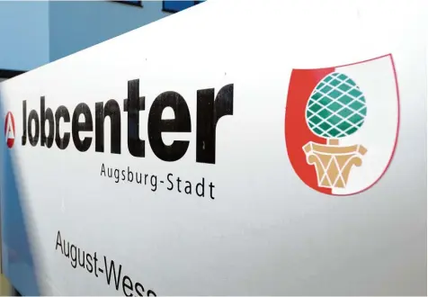  ?? Foto: Silvio Wyszengrad ?? Vor drei Jahren klagten die Mitarbeite­r des Augsburger Jobcenters über die extreme Arbeitsbel­astung. Bund und Stadt versprache­n Abhilfe, doch offenbar greifen die Maß nahmen bis heute nicht richtig.