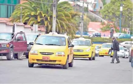  ??  ?? CIRCULACIó­N. En Loja operan más de mil taxis bajo el servicio de transporte.